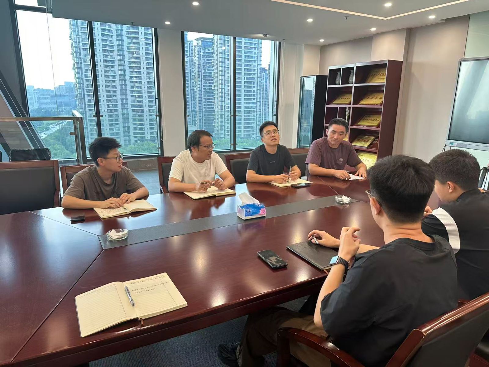 為切實筑牢臺風 “白海豚” 防御防線，城區公司迅速召開防汛抗臺工作會議，副總經理秦君彪主持會議并對防臺防汛工作進行全面部署。會后，公司立即組織力量對各在建項目開展防臺防汛專項安全檢查。檢查組聚焦關鍵環節與風險點位，重點核實防汛物資儲備、24 小時值班值守與領導帶班制度落實情況.jpg